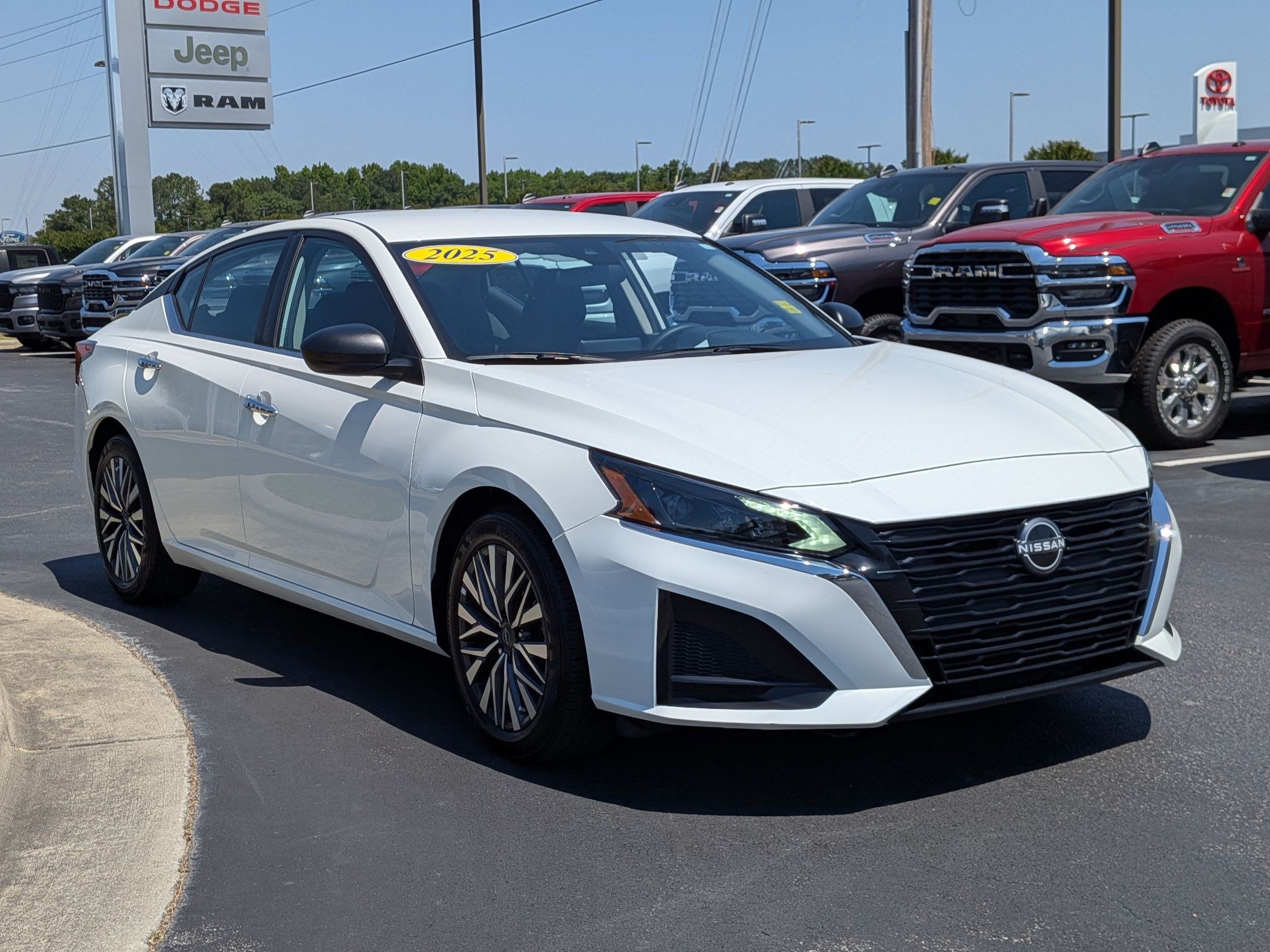 Used 2025 Nissan Altima 2.5 SV FWD image 3