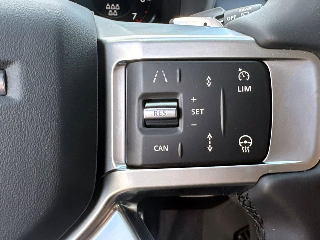 New 2025 Land Rover Discovery Dynamic SE image 27