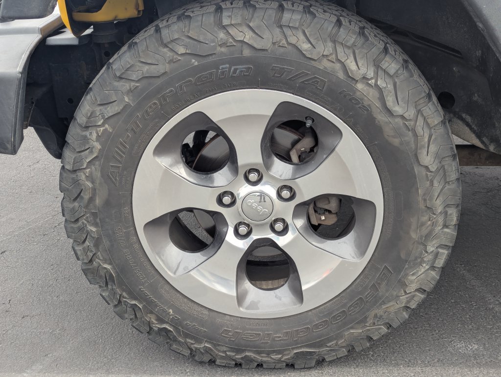 Used 2015 Jeep Wrangler Unlimited Sahara w/ Connectivity Group AWD/4WD image 12