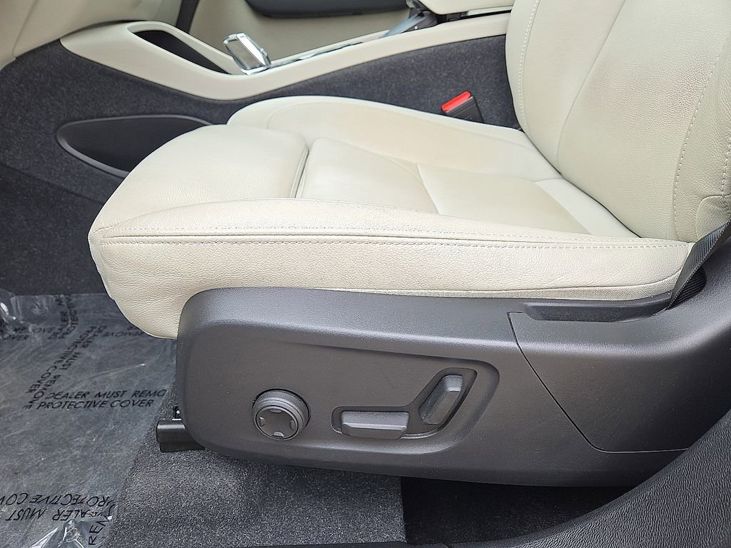 Used 2024 Volvo XC40 B5 Plus AWD/4WD image 23