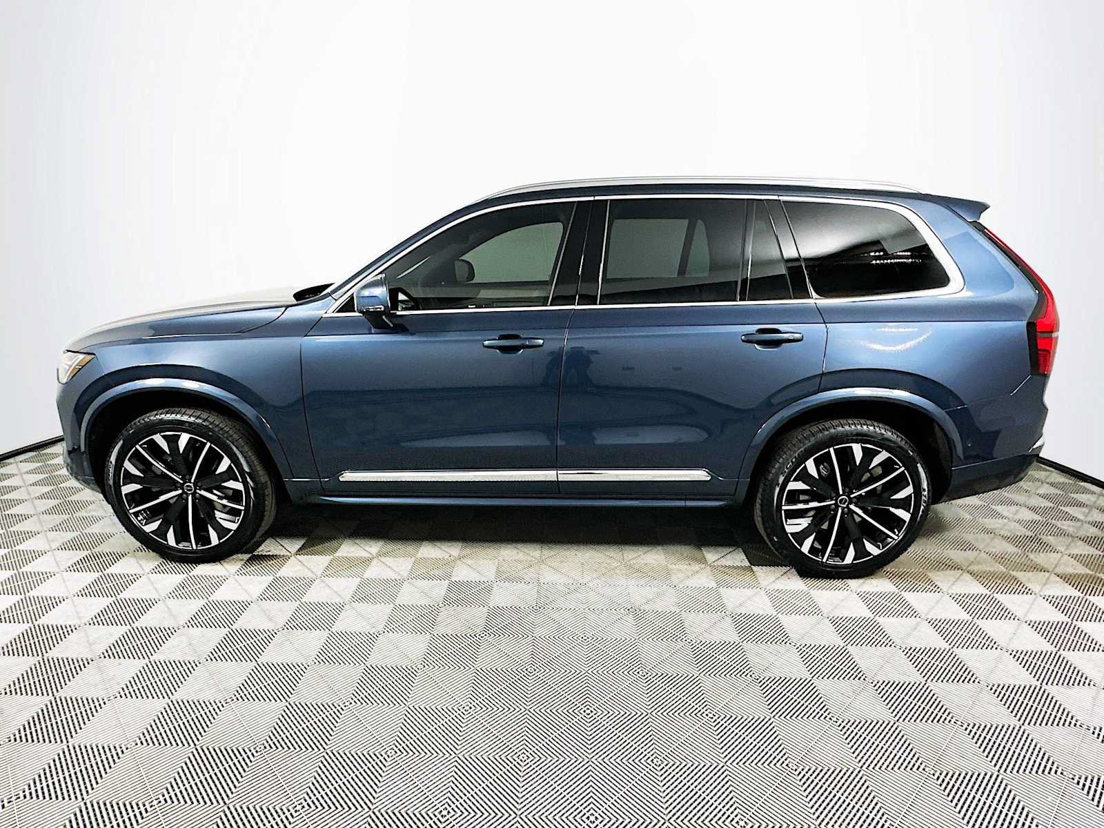 New 2026 Volvo XC90 B6 Plus w/ Protection Package Premier AWD/4WD image 4