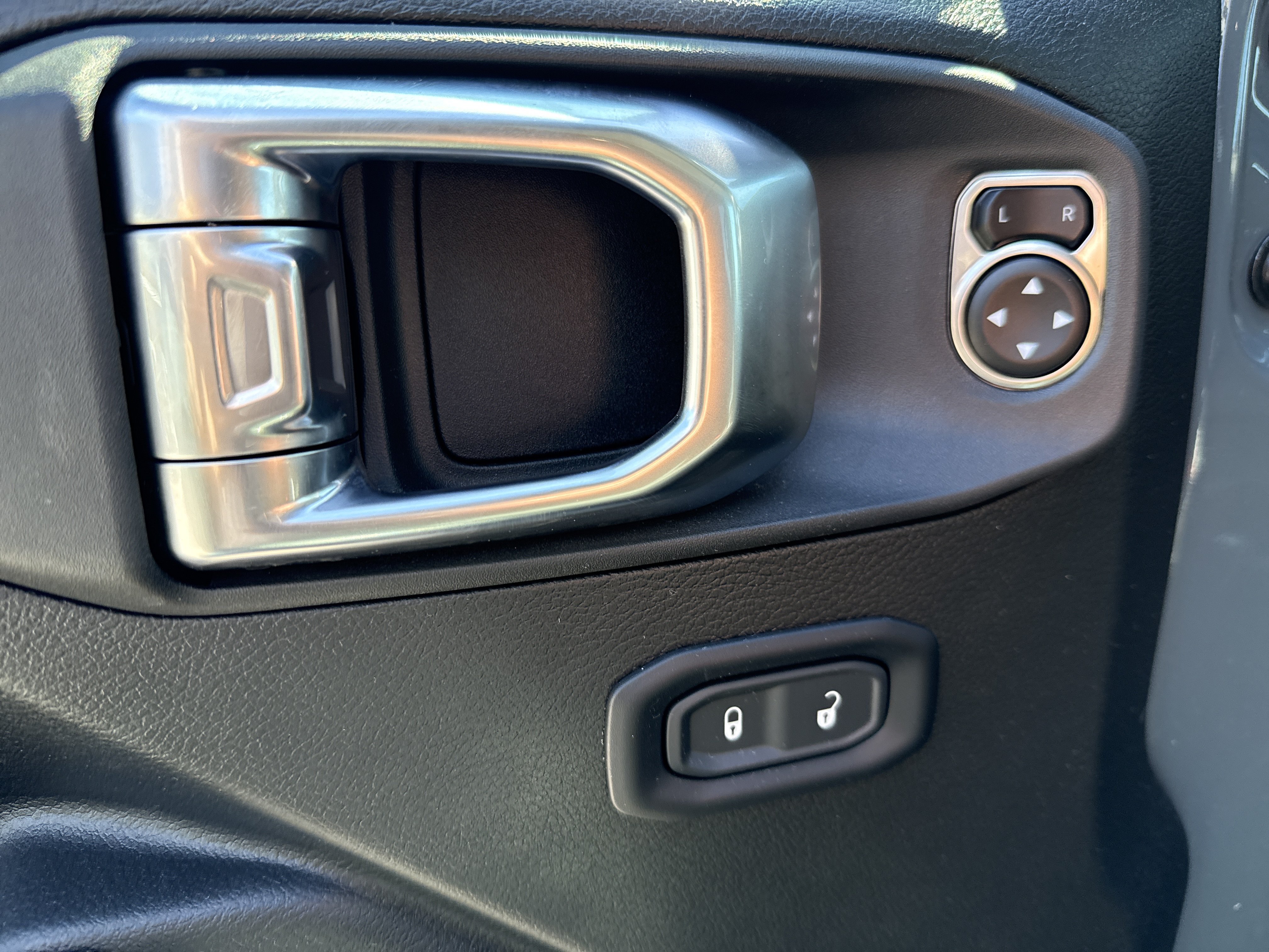 Used 2025 Jeep Gladiator Mojave AWD/4WD image 16