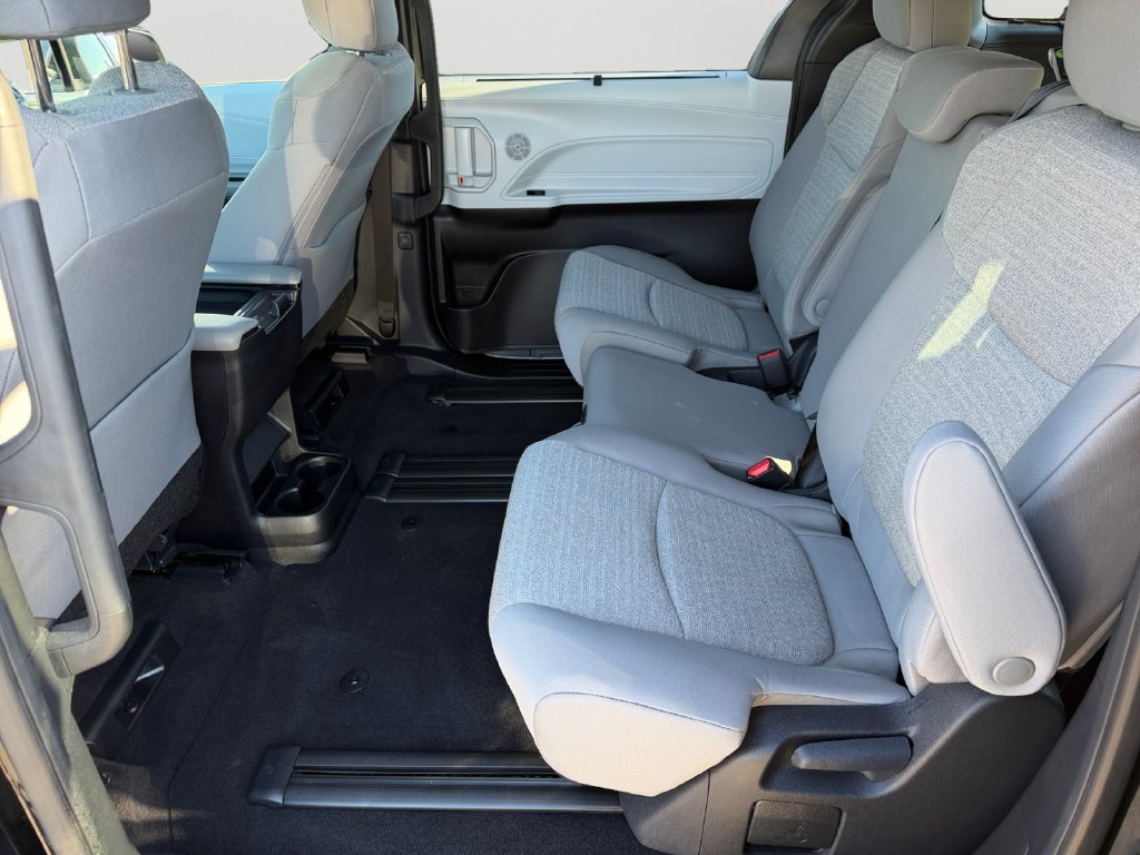 Used 2026 Toyota Sienna LE AWD/4WD image 12