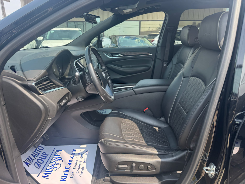 Used 2022 Buick Enclave Avenir w/ Avenir Technology Package FWD image 17