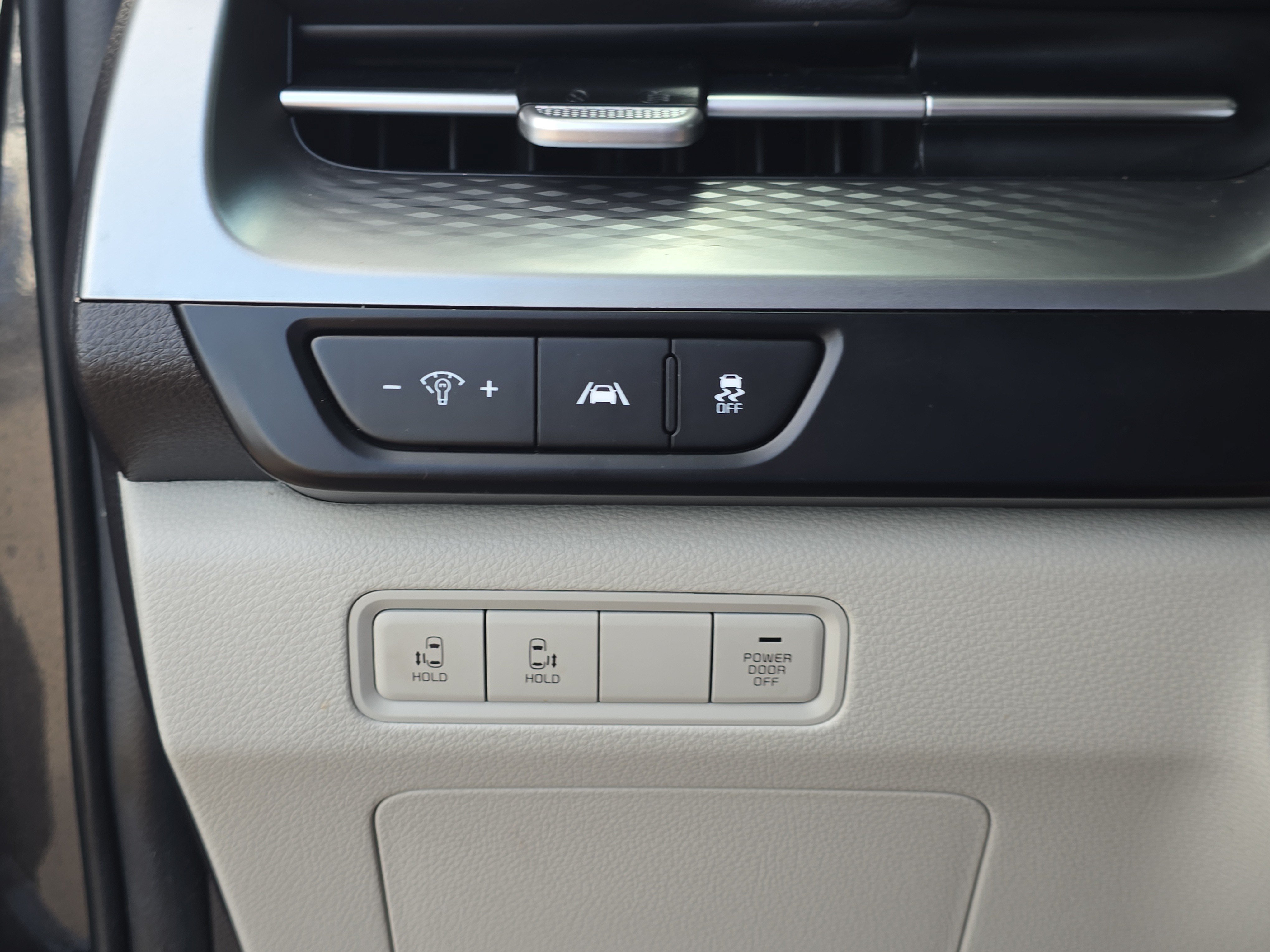 Used 2023 Kia Carnival LX FWD image 29