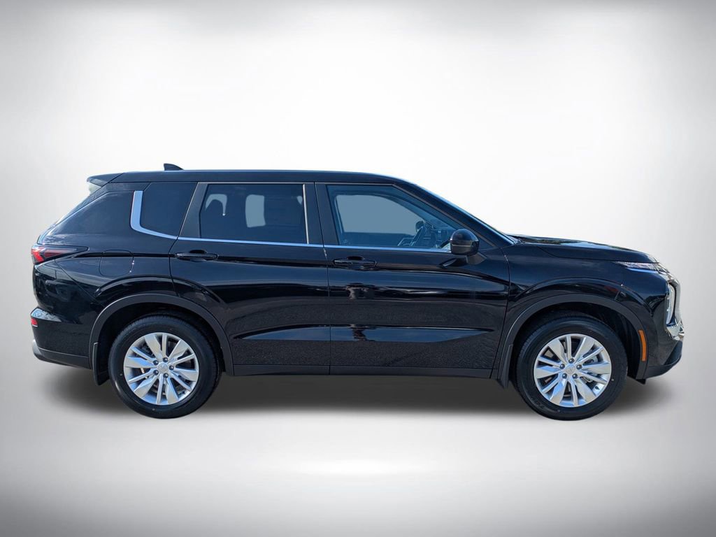 New 2025 Mitsubishi Outlander SE image 2