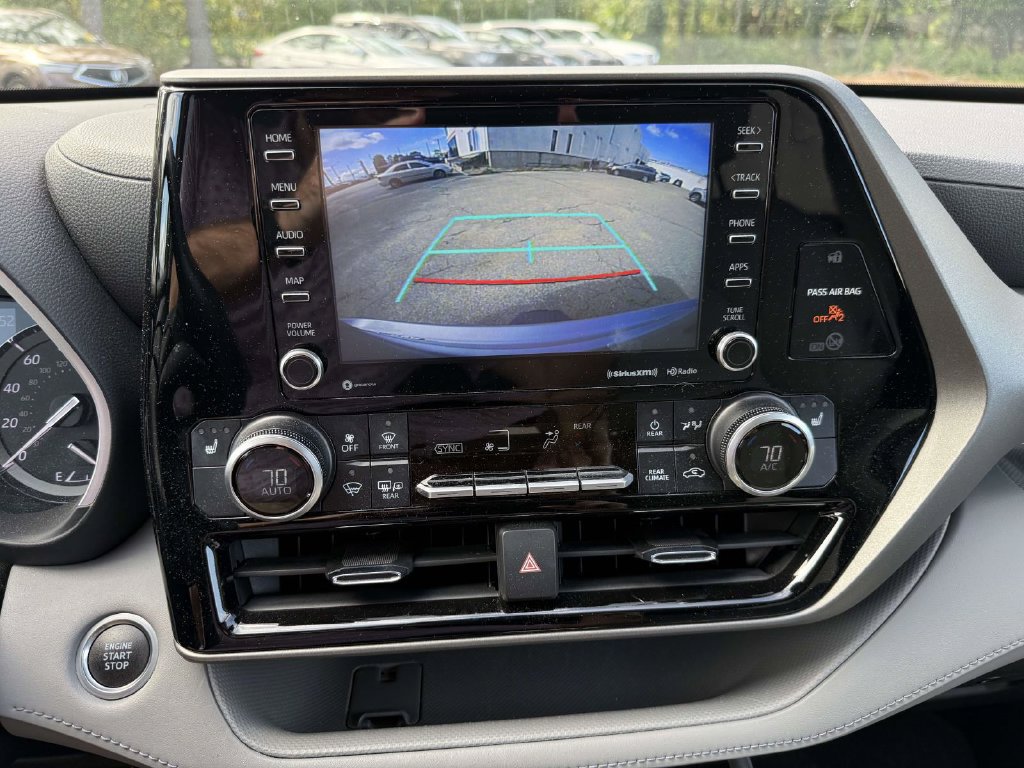 Used 2021 Toyota Highlander XLE AWD/4WD image 18