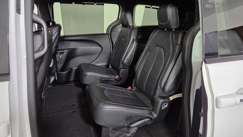 Used 2018 Chrysler Pacifica Touring-L Plus w/ S Appearance Package FWD image 30