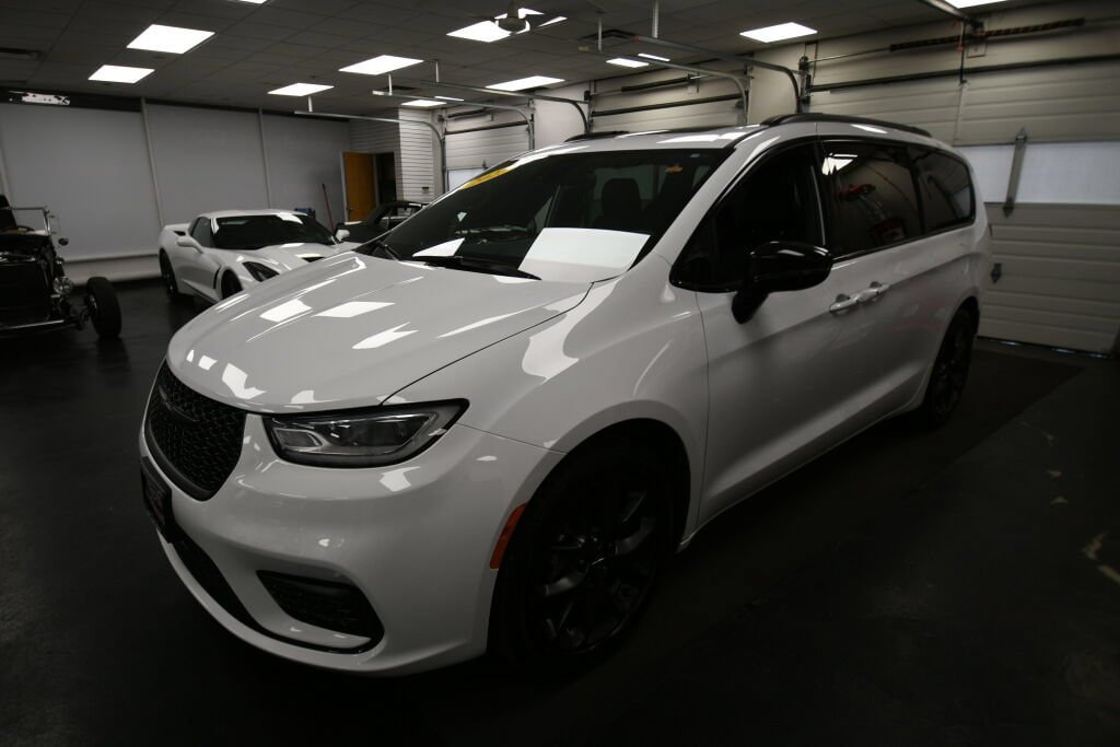 Used 2025 Chrysler Pacifica Limited FWD image 3