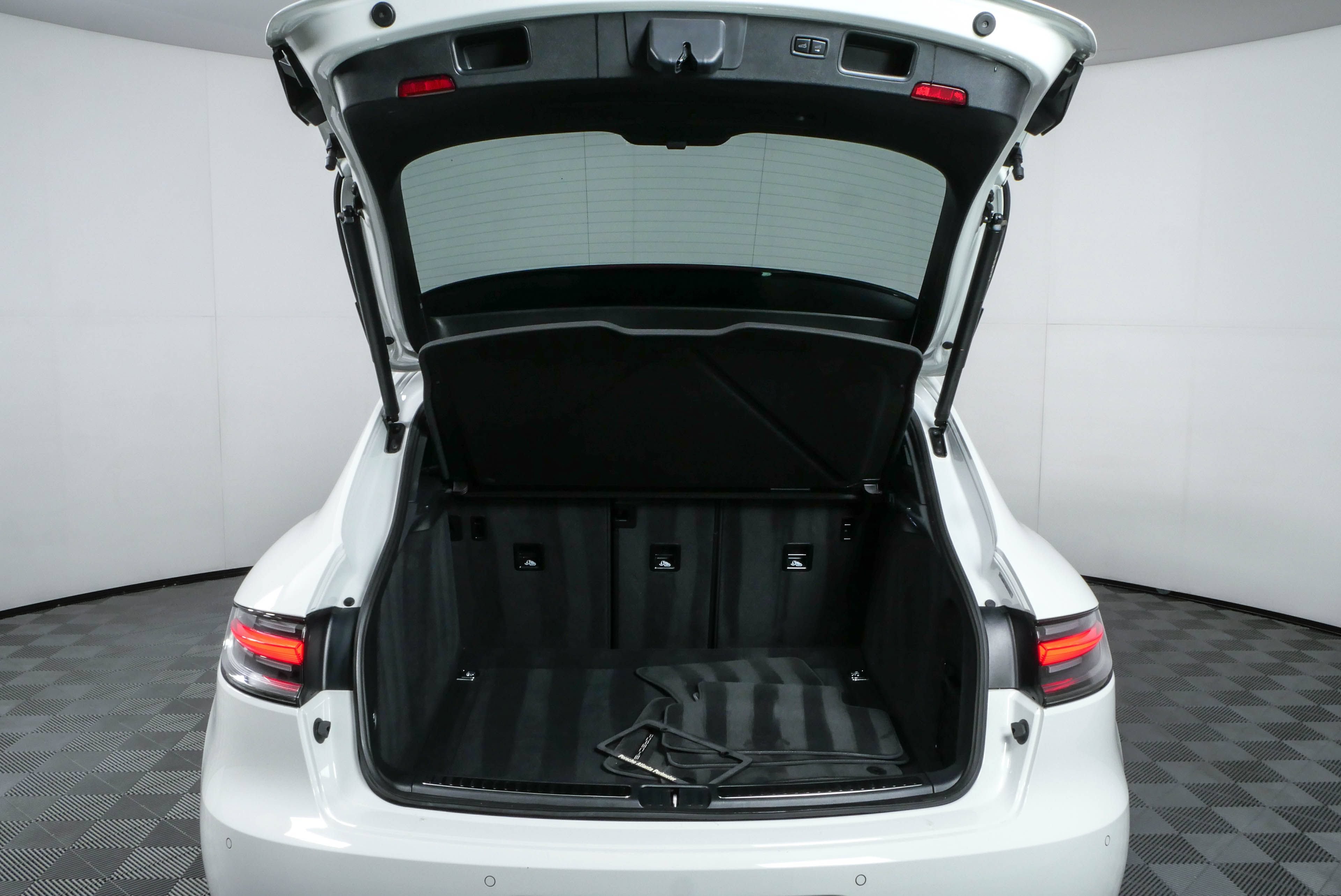 Certified 2021 Porsche Macan S AWD/4WD image 33