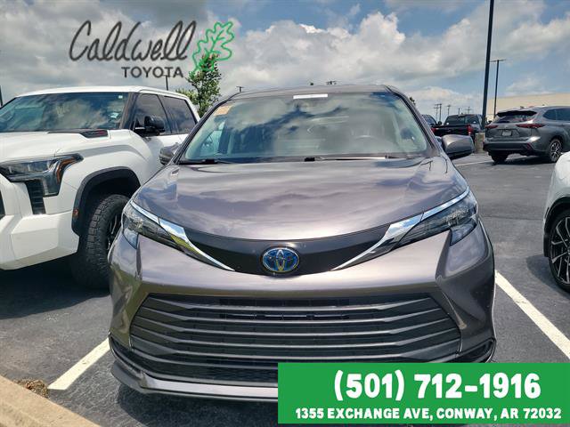Used 2024 Toyota Sienna LE FWD image 2
