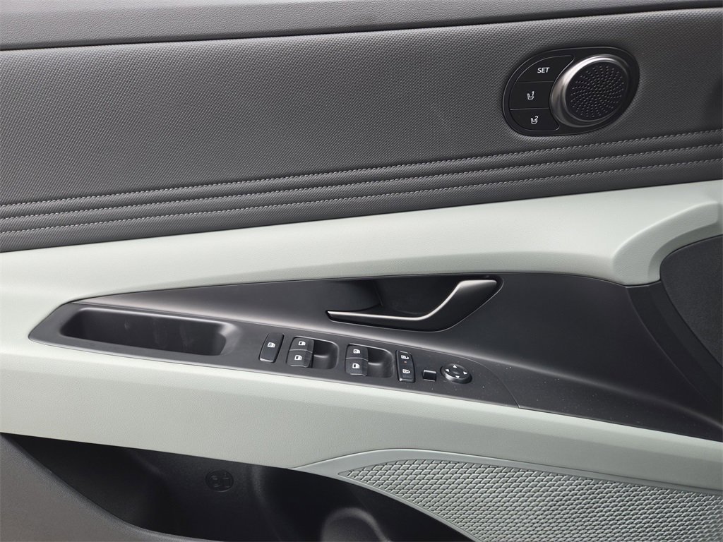 Used 2025 Hyundai Elantra Limited image 18