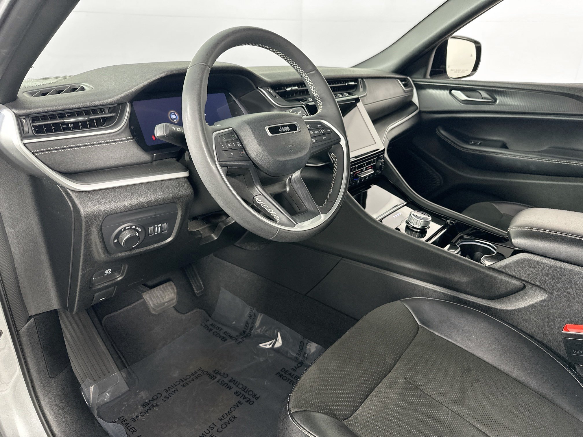 Used 2023 Jeep Grand Cherokee L Laredo RWD image 9