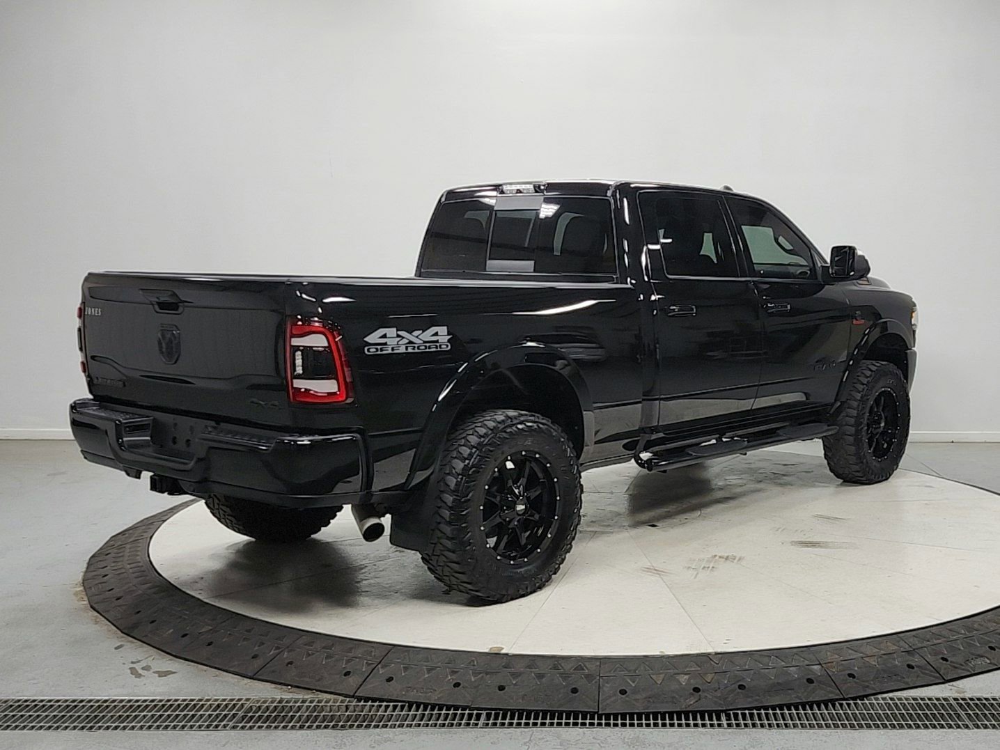 Used 2019 RAM 2500 Laramie w/ Black Appearance Package AWD/4WD image 7