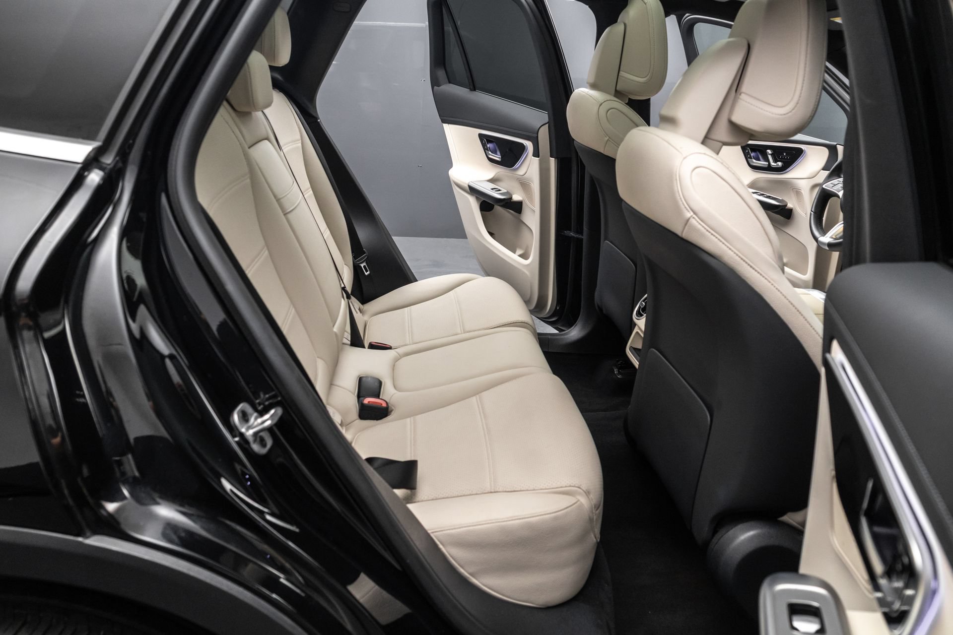 Used 2024 Mercedes-Benz GLC 300 4MATIC image 32