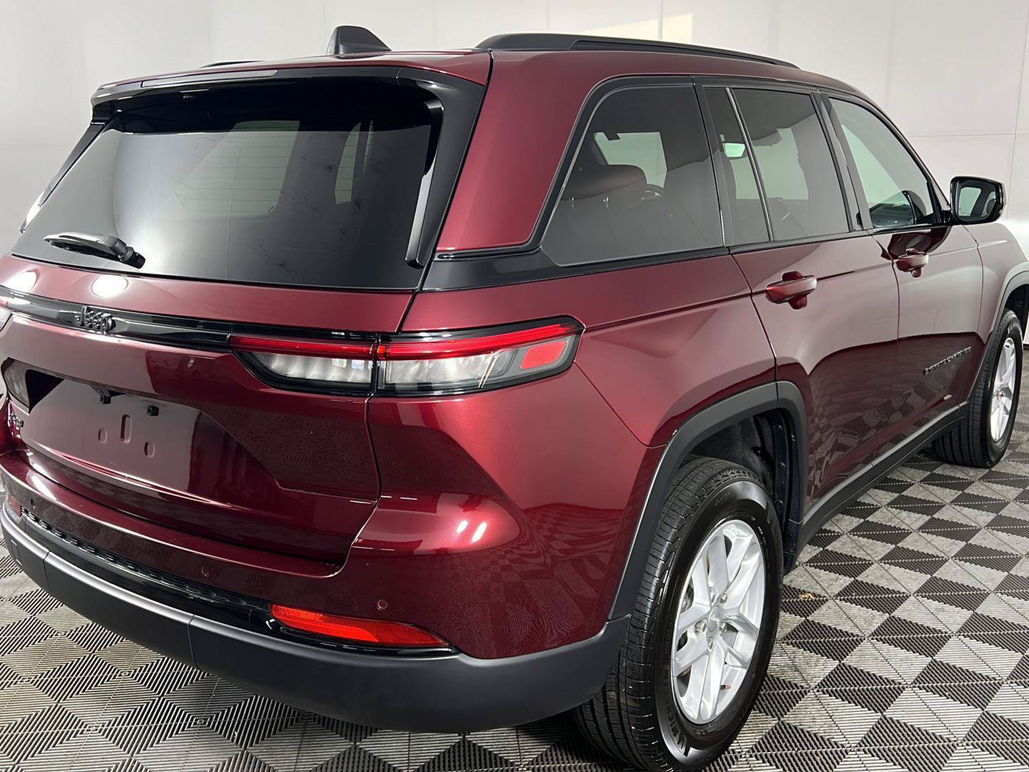 Used 2024 Jeep Grand Cherokee Altitude AWD/4WD image 40