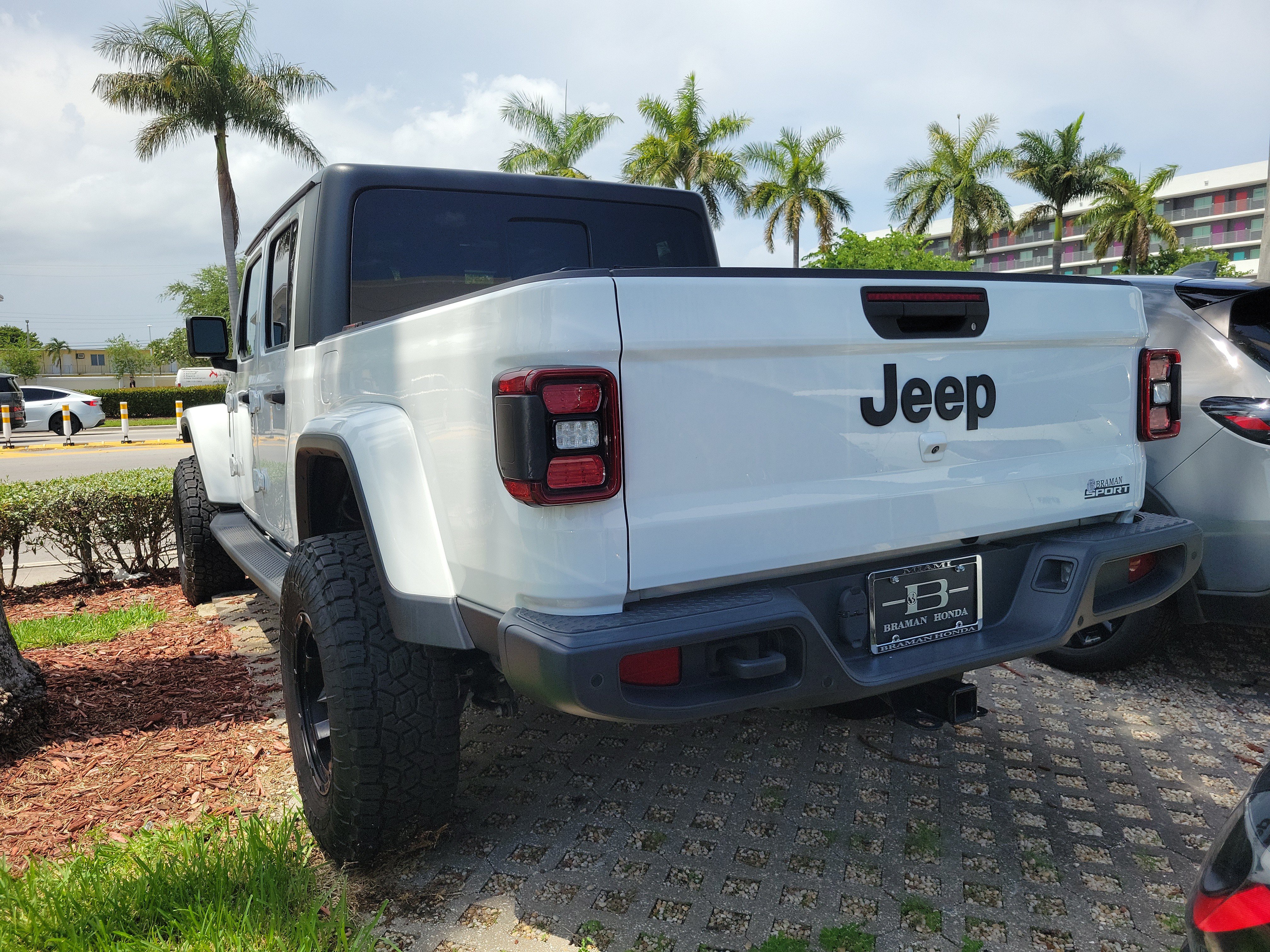 Used 2021 Jeep Gladiator Sport AWD/4WD image 3