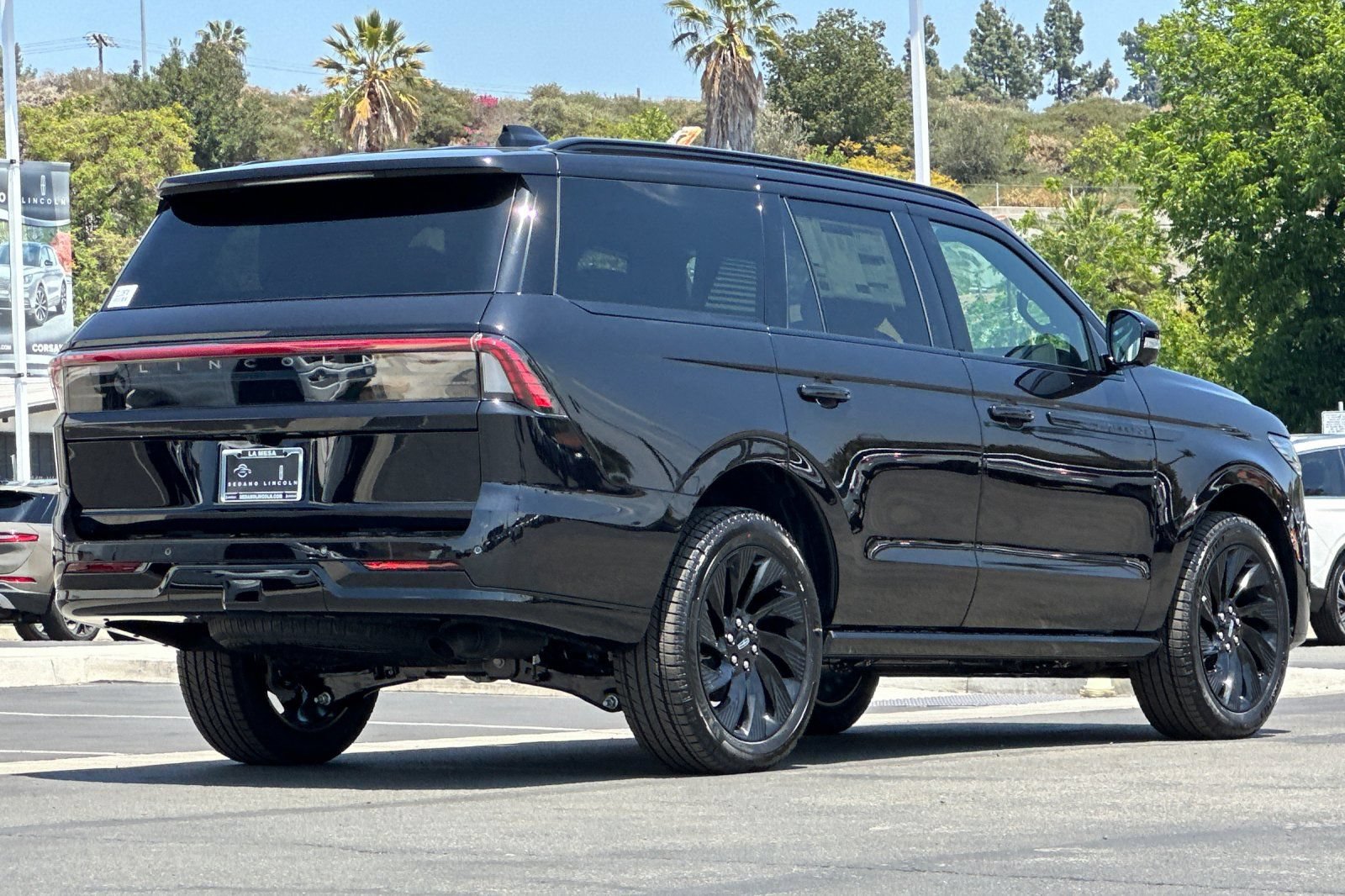 New 2026 Lincoln Navigator Reserve w/ Jet Appearance Package AWD/4WD image 3