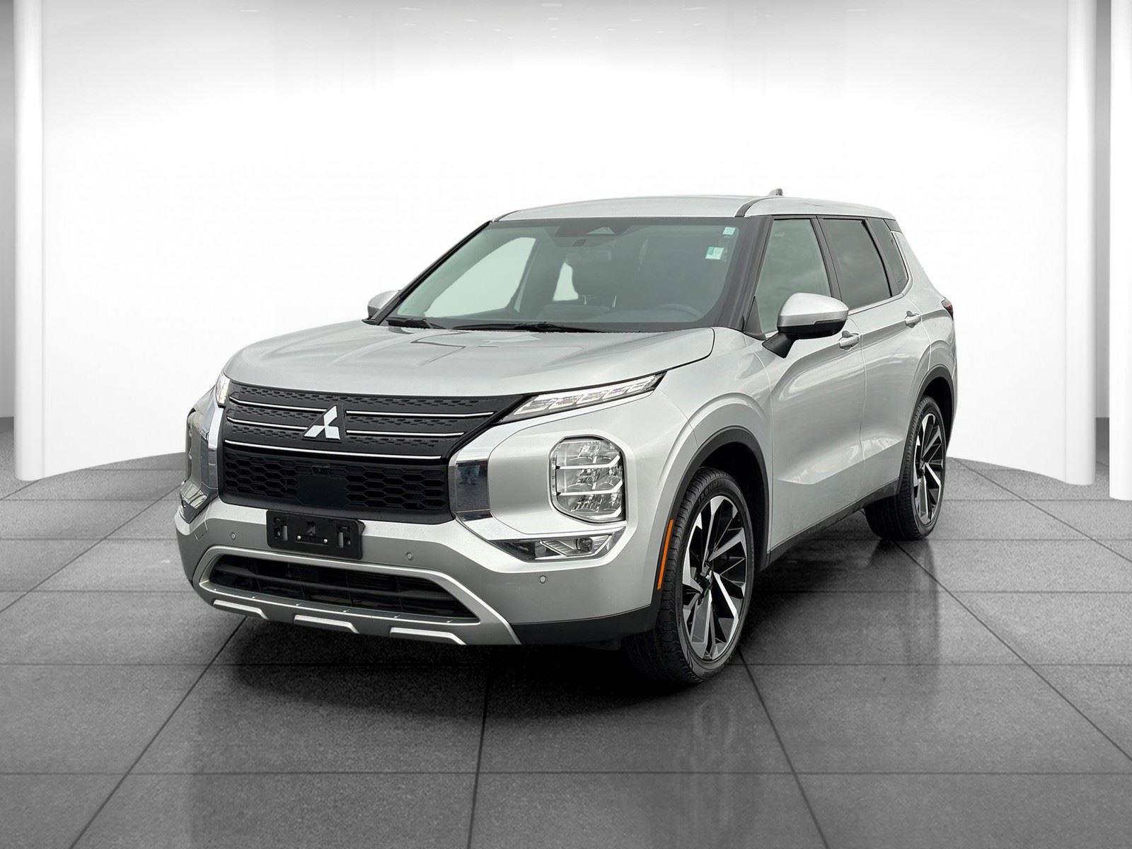 Used 2024 Mitsubishi Outlander SE image 3