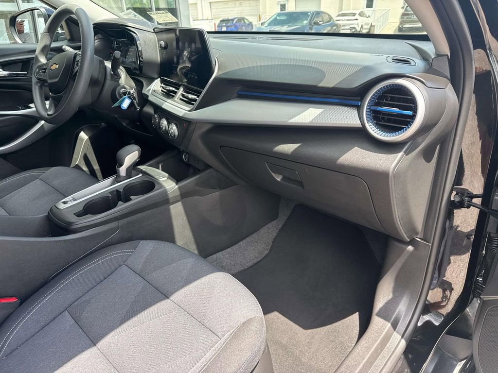 Certified 2025 Chevrolet Trax LS w/ LS Convenience Package FWD image 13