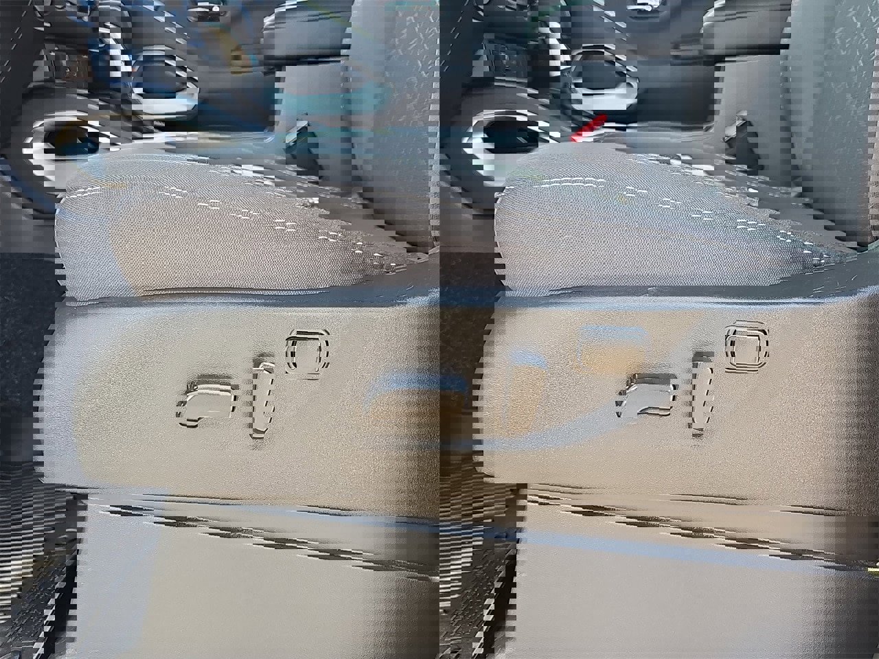 Used 2025 Nissan Frontier SV image 28