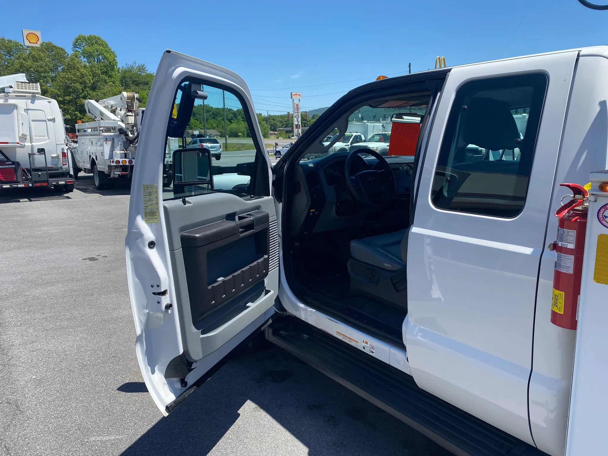 Used 2014 Ford F550 4x4 SuperCab Super Duty image 8