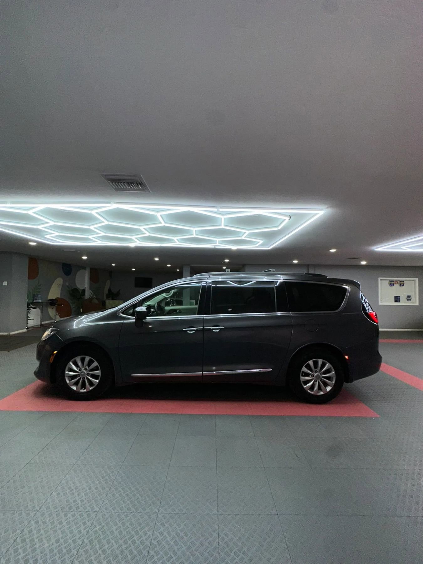 Used 2017 Chrysler Pacifica Touring-L FWD image 3