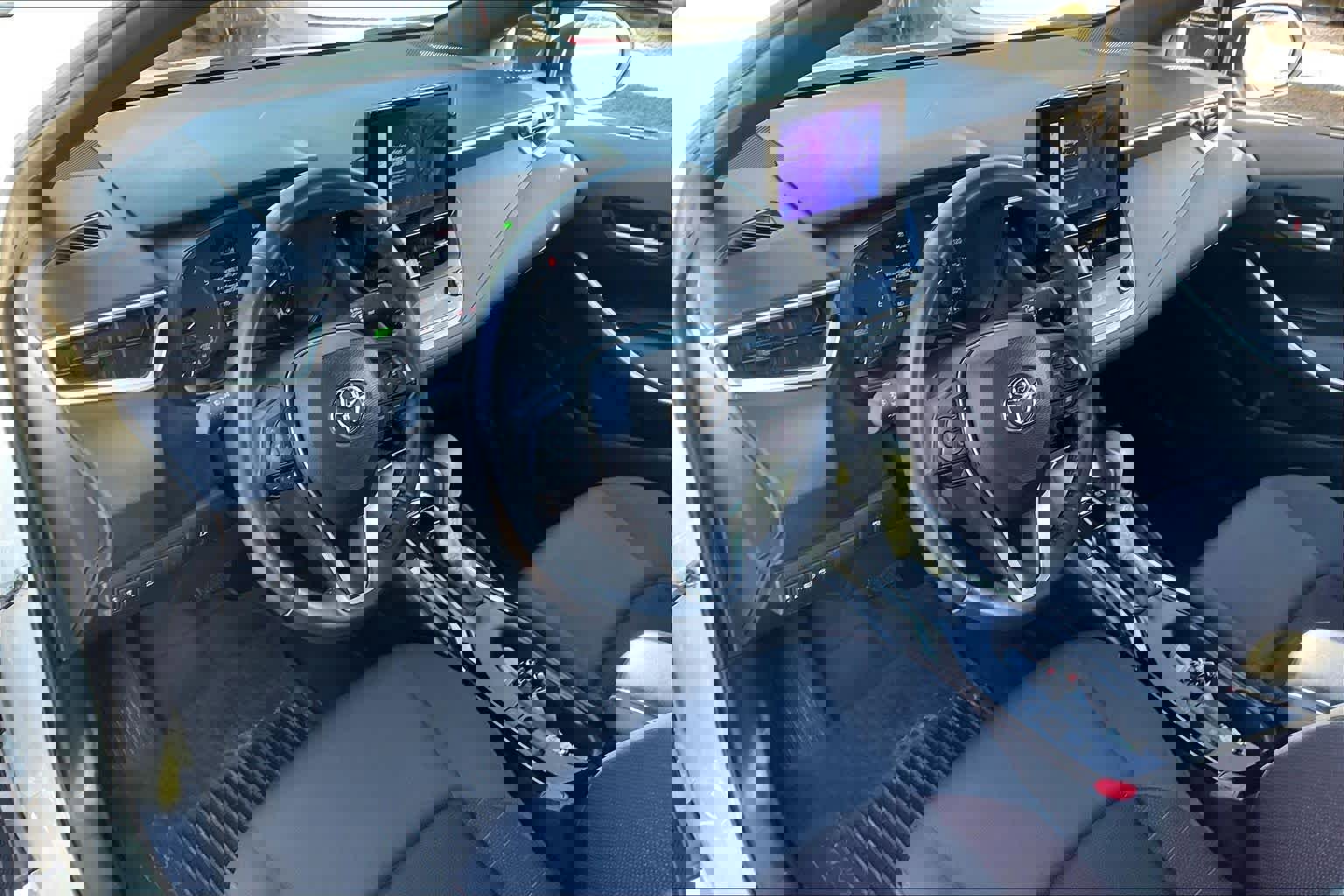 Used 2024 Toyota Corolla SE w/ SE Package image 18