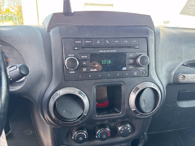 Used 2016 Jeep Wrangler Unlimited Sport w/ Connectivity Group AWD/4WD image 13