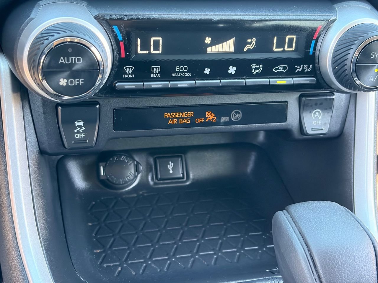 Used 2022 Toyota RAV4 XLE w/ Convenience Package FWD image 25