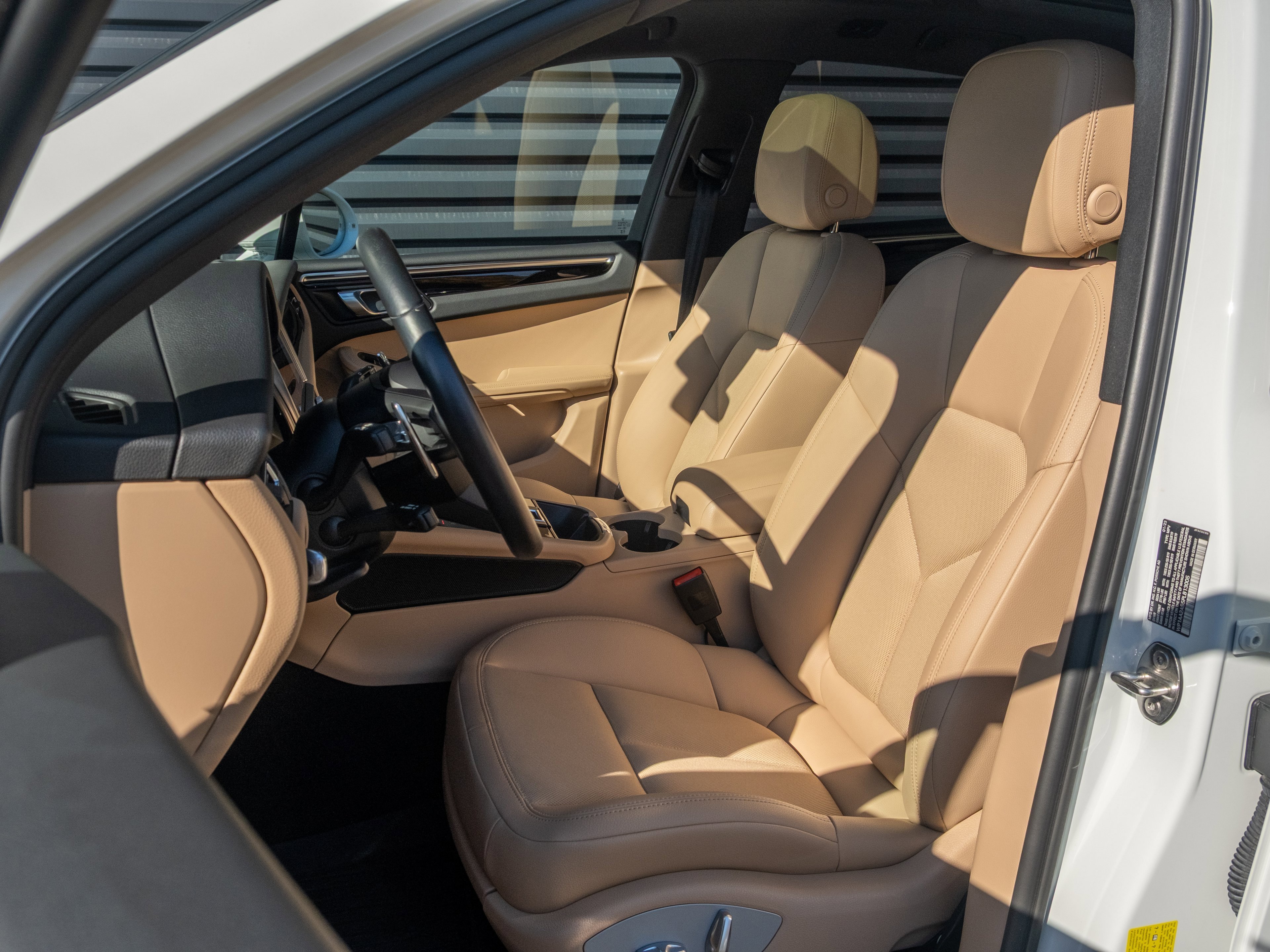 Certified 2023 Porsche Macan image 5