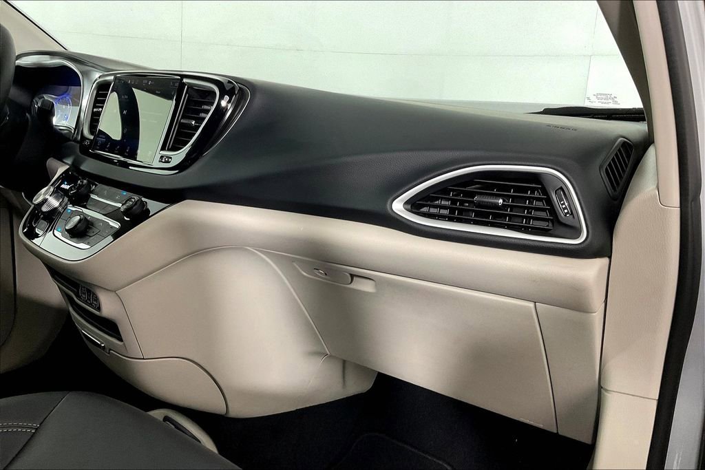 Used 2024 Chrysler Pacifica Touring-L image 22