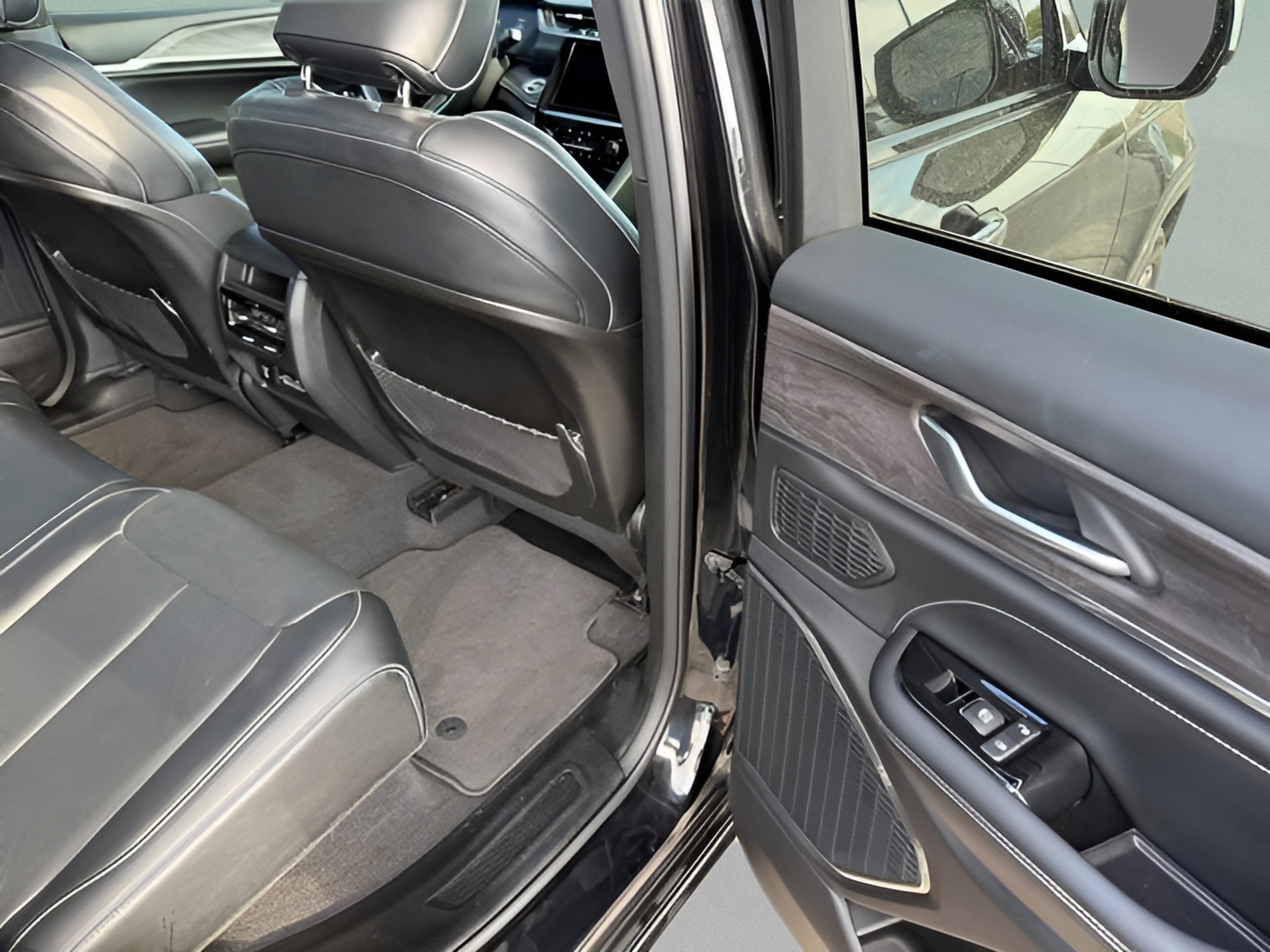 Used 2022 Jeep Grand Cherokee Overland w/ MOPAR Finishing Package AWD/4WD image 11