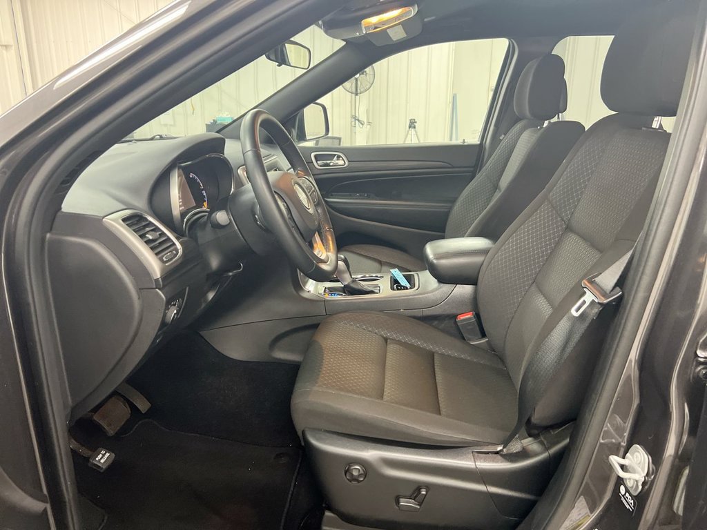 Used 2021 Jeep Grand Cherokee Laredo w/ Security & Convenience Group AWD/4WD image 19