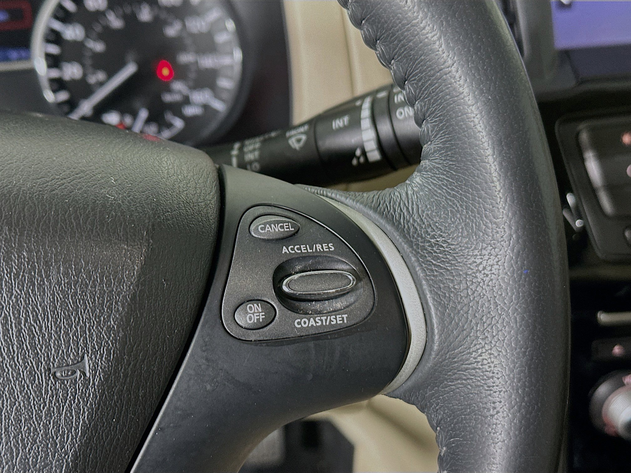 Used 2018 Nissan Pathfinder SV image 17