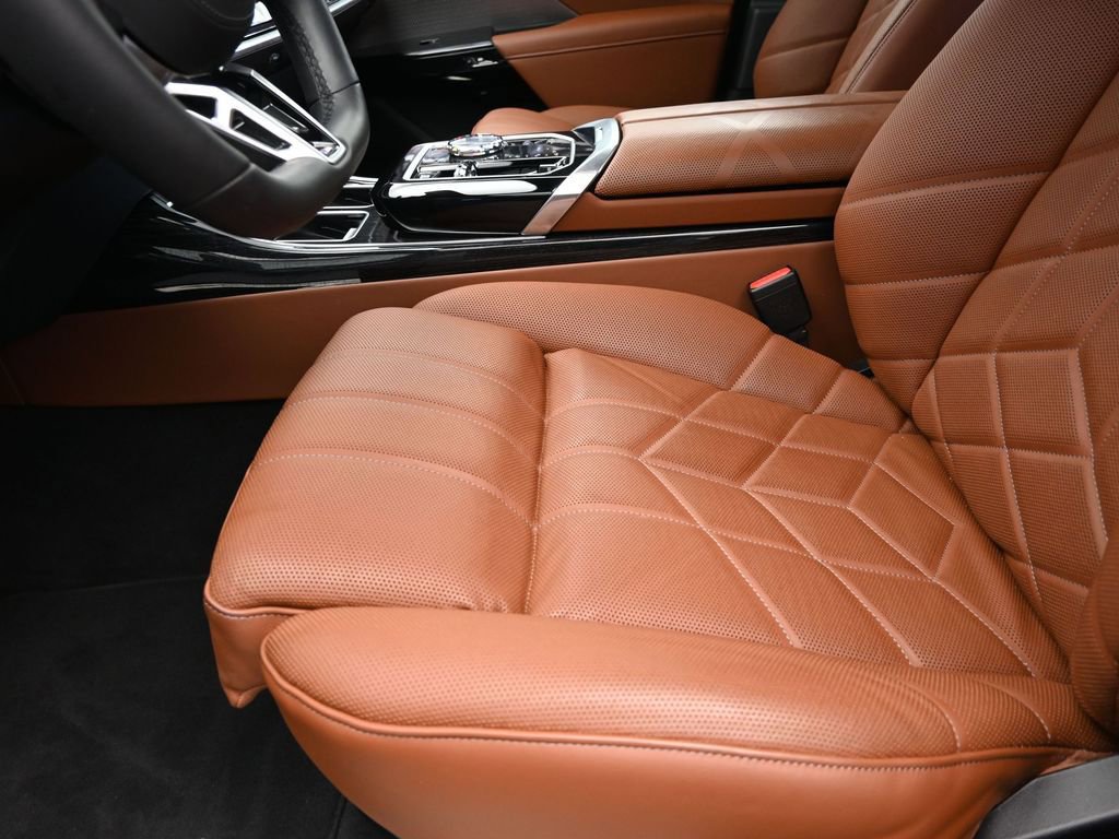 Certified 2025 BMW 740i image 13