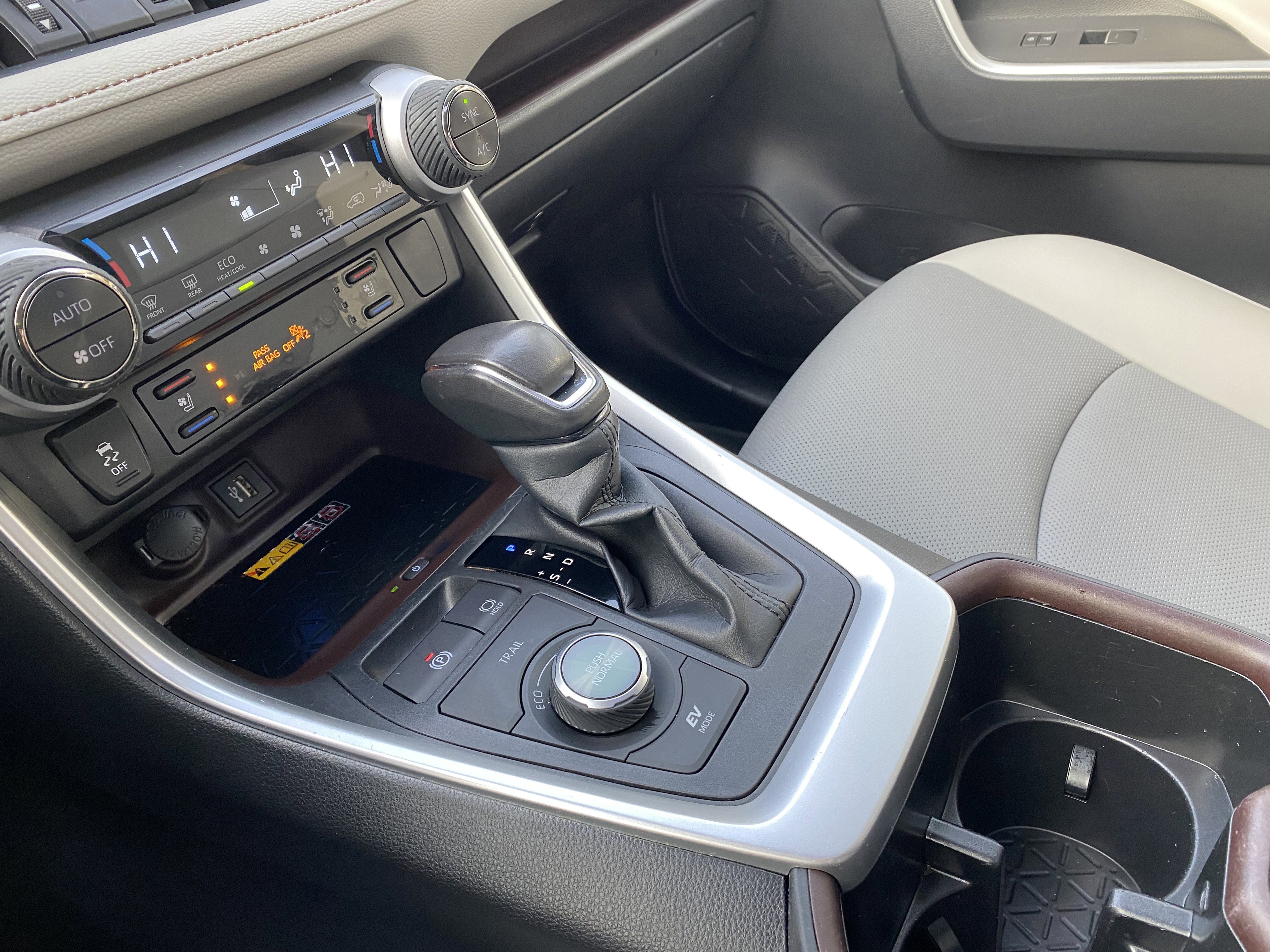 Used 2024 Toyota RAV4 Limited w/ Advanced Technology Package image 30