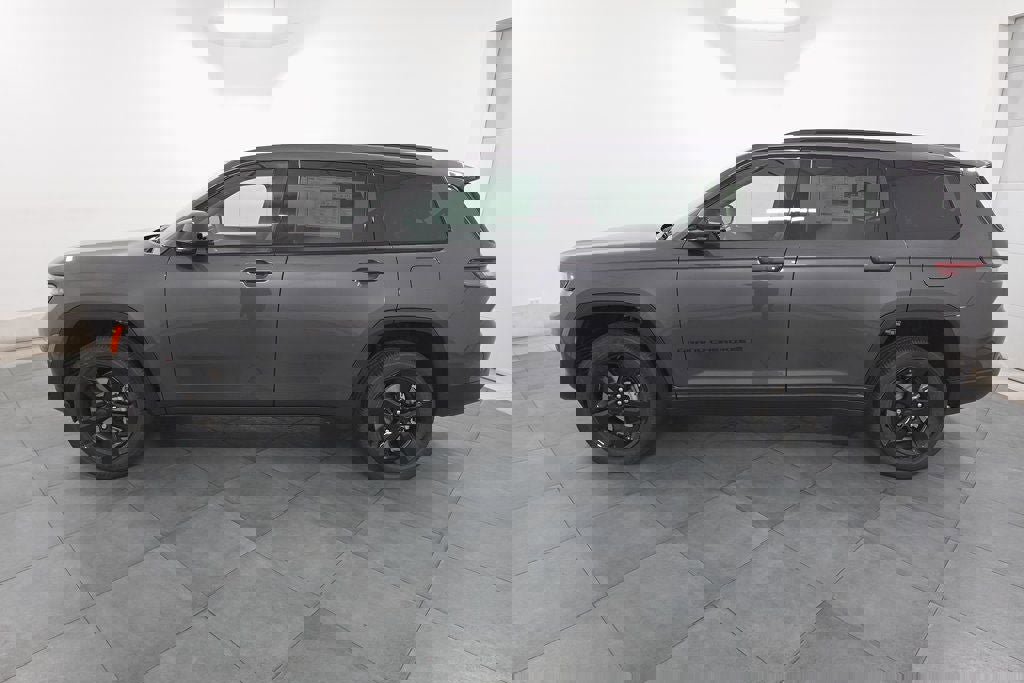 New 2025 Jeep Grand Cherokee L Altitude image 2