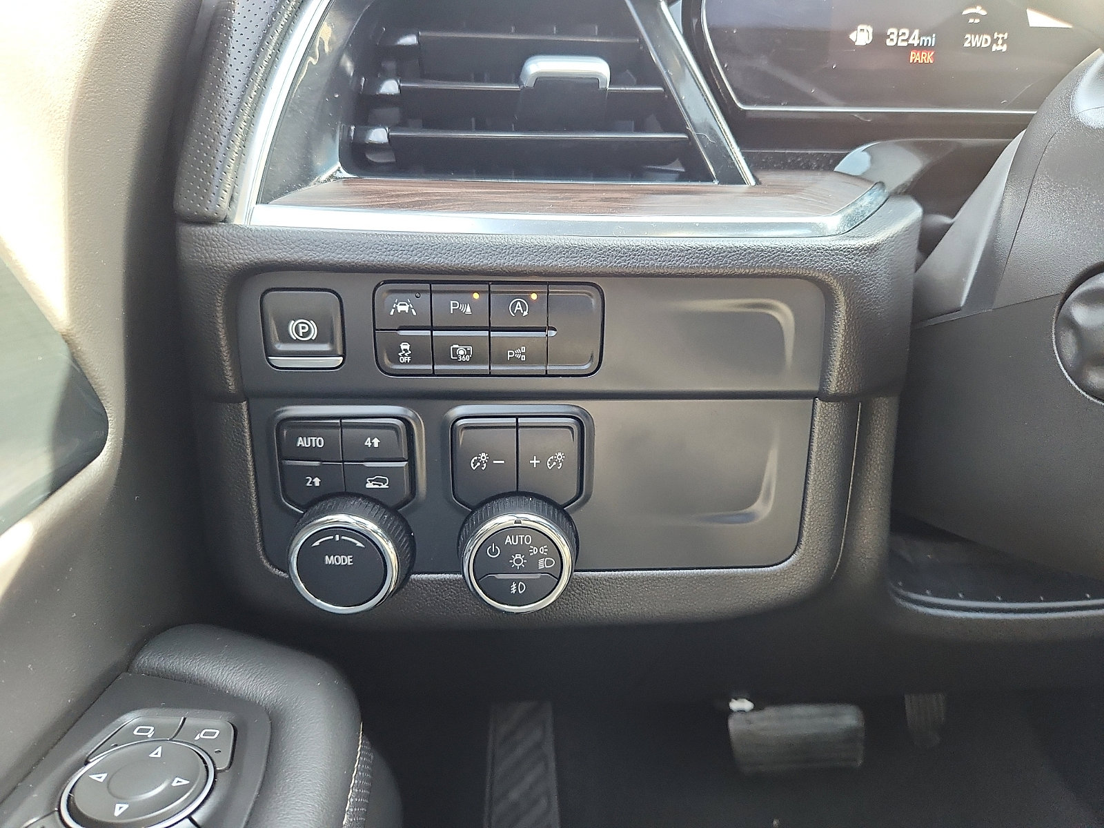 Used 2025 Chevrolet Suburban Premier image 30