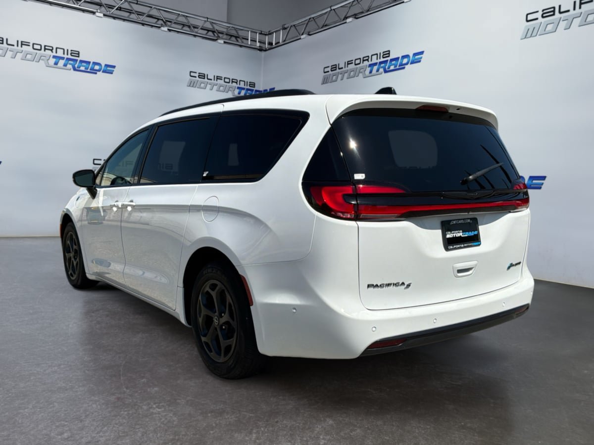 Used 2025 Chrysler Pacifica Premium FWD image 7