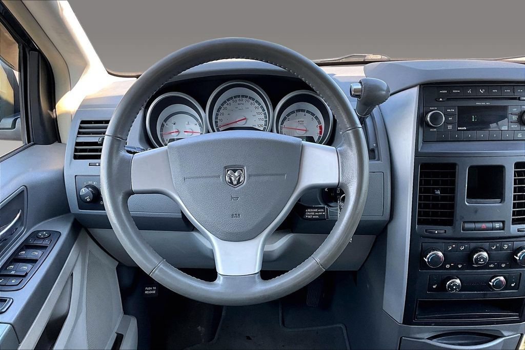 Used 2009 Dodge Grand Caravan SXT FWD image 2