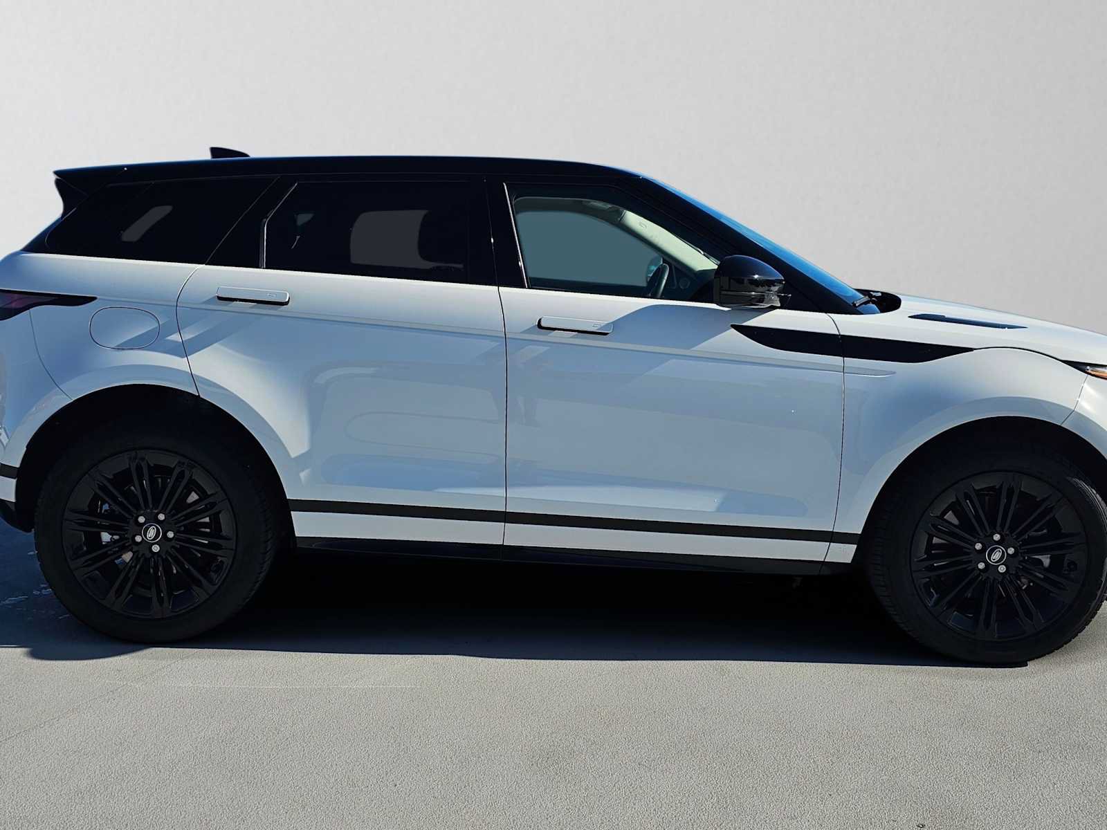 Used 2025 Land Rover Range Rover Evoque Dynamic SE AWD/4WD image 2