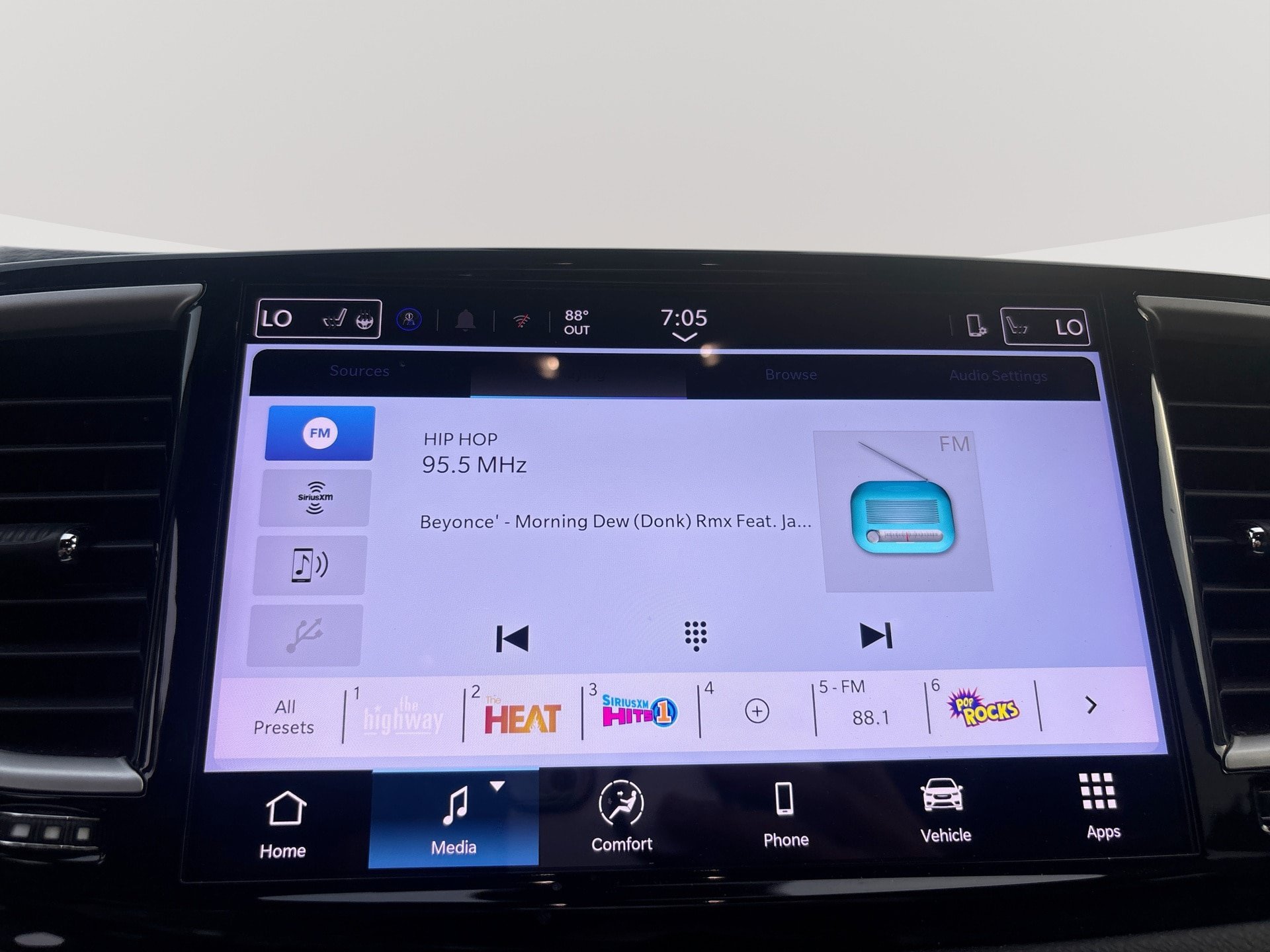 Used 2025 Chrysler Pacifica Select FWD image 12