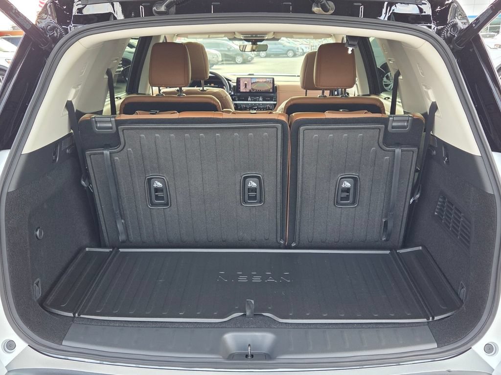 New 2026 Nissan Pathfinder Platinum FWD image 11