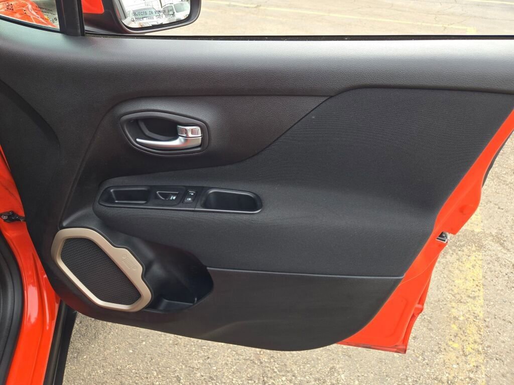 Used 2017 Jeep Renegade Latitude w/ Cold Weather Group image 5