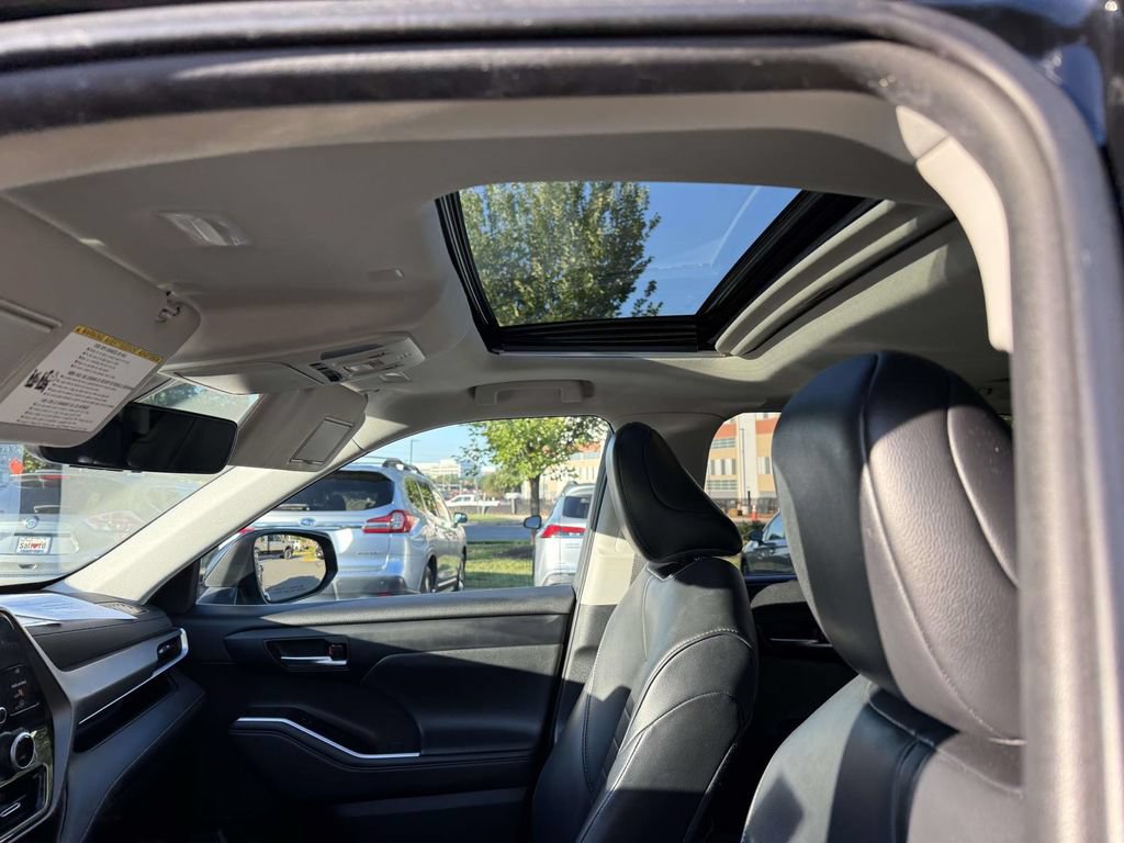 Used 2021 Toyota Highlander XLE AWD/4WD image 4