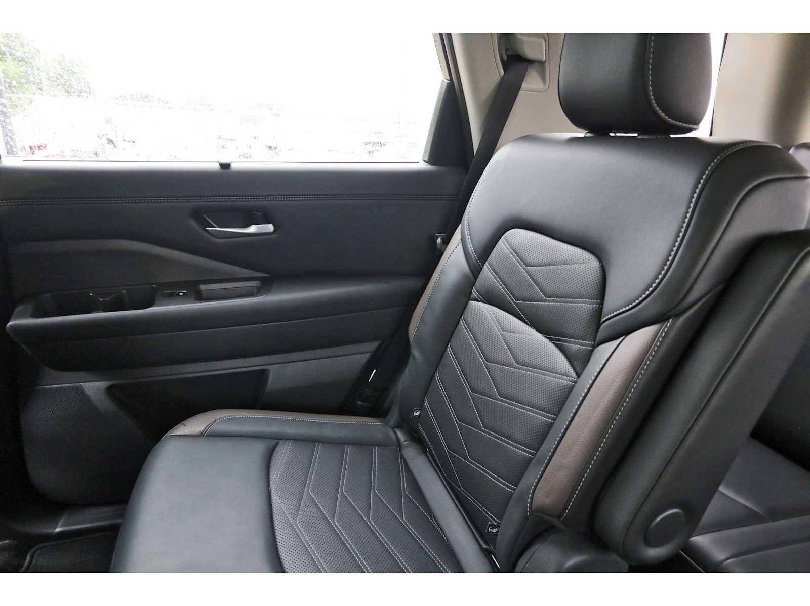 Used 2024 Nissan Pathfinder Platinum FWD image 9