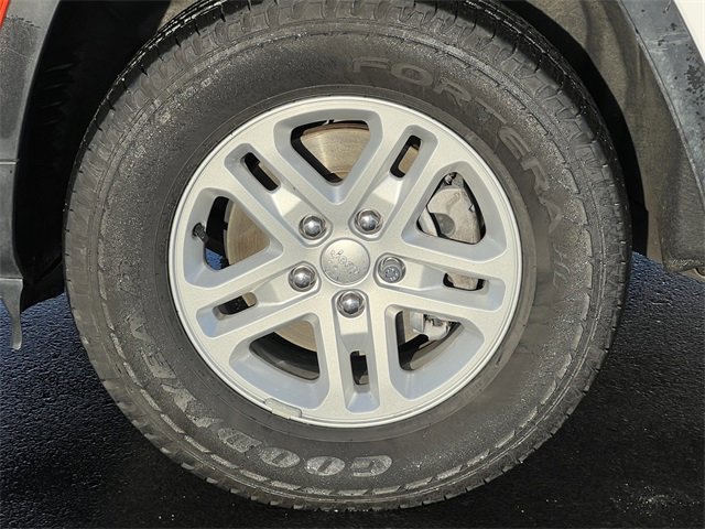 Used 2023 Jeep Grand Cherokee Laredo image 7