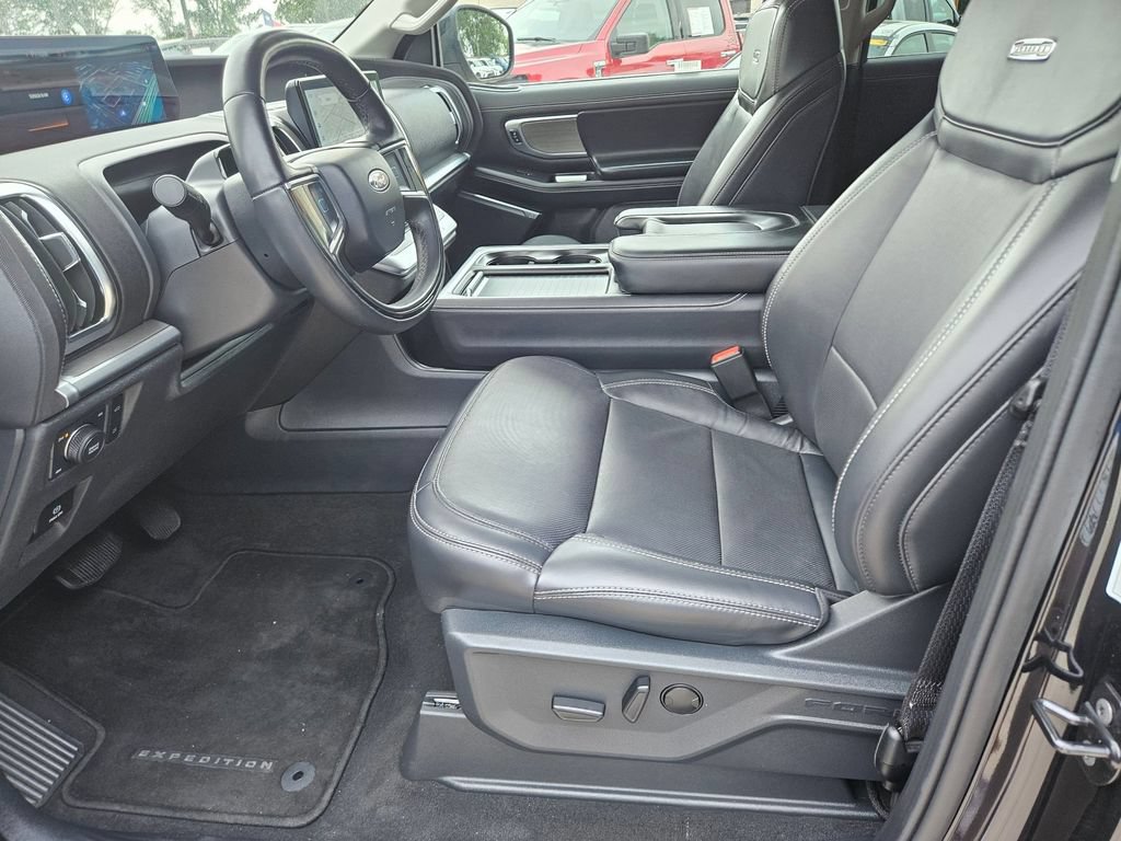 Used 2025 Ford Expedition Platinum AWD/4WD image 10