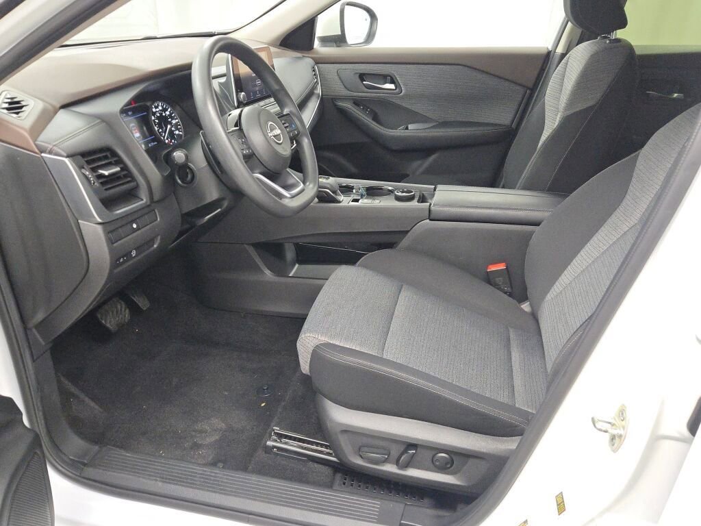 Used 2023 Nissan Rogue SV image 25